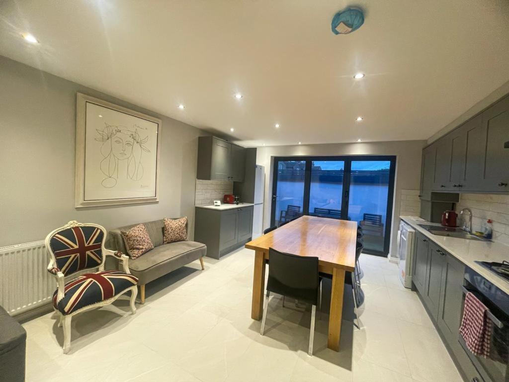 Вилла 2A Seymour Road Саттон Экстерьер фото